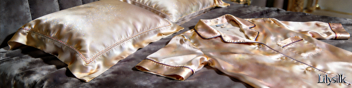 Lilysilk真丝床品、睡衣等产品的高清摄影图，突出其面料质感与奢华体验