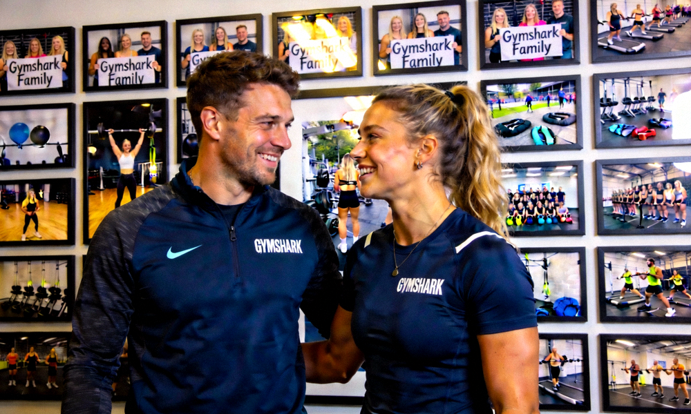 Gymshark品牌创始人Ben Francis与健身网红在健身房，背景是充满活力的品牌社群活动照片